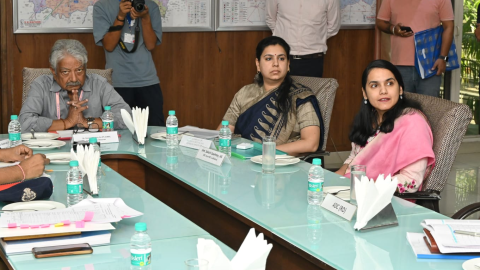 Holds-Meeting-With-General-And-P