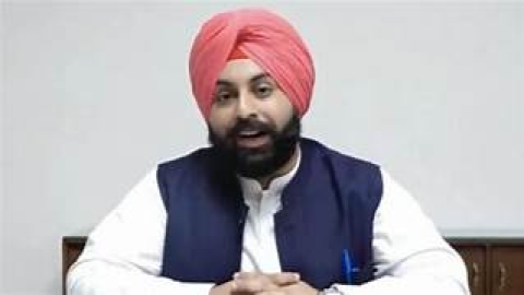 A-Big-Gift-From-The-Cabinet-Mini