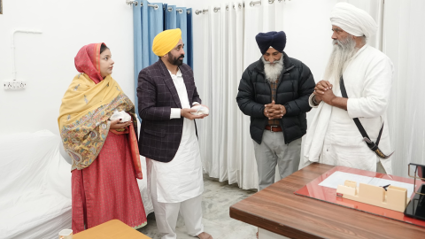 Cm-Pays-Obeisance-At-Gurdwara-Sr